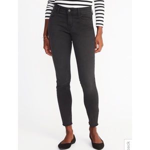 BRAND NEW!Old navy raw edge skinny jeans mid rise